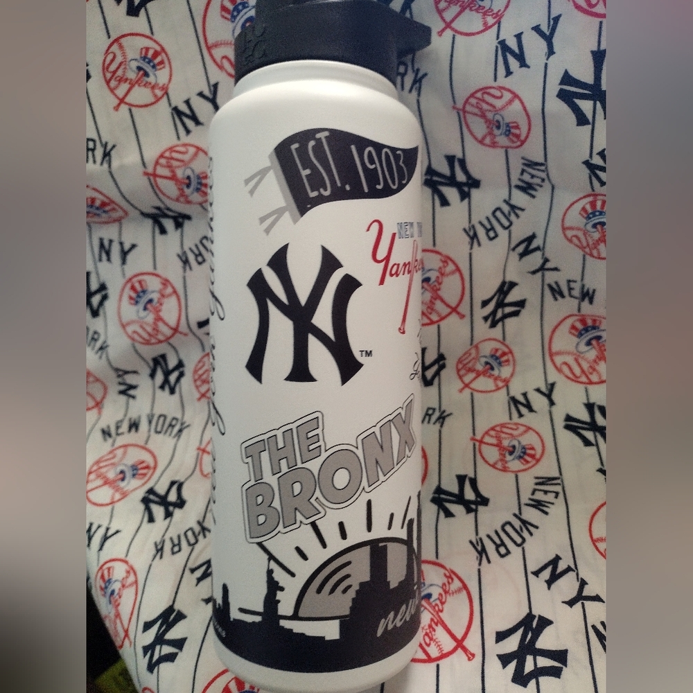 New York Yankees Stainless Steel 34oz Water Bottle